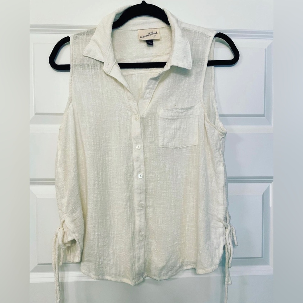 Universal Thread white top